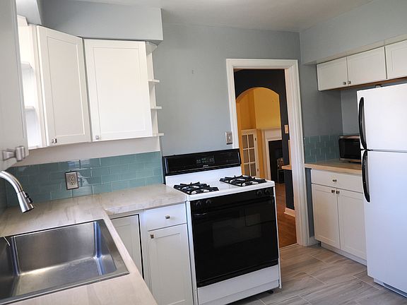 2nd image of 689 S Roosevelt Ave