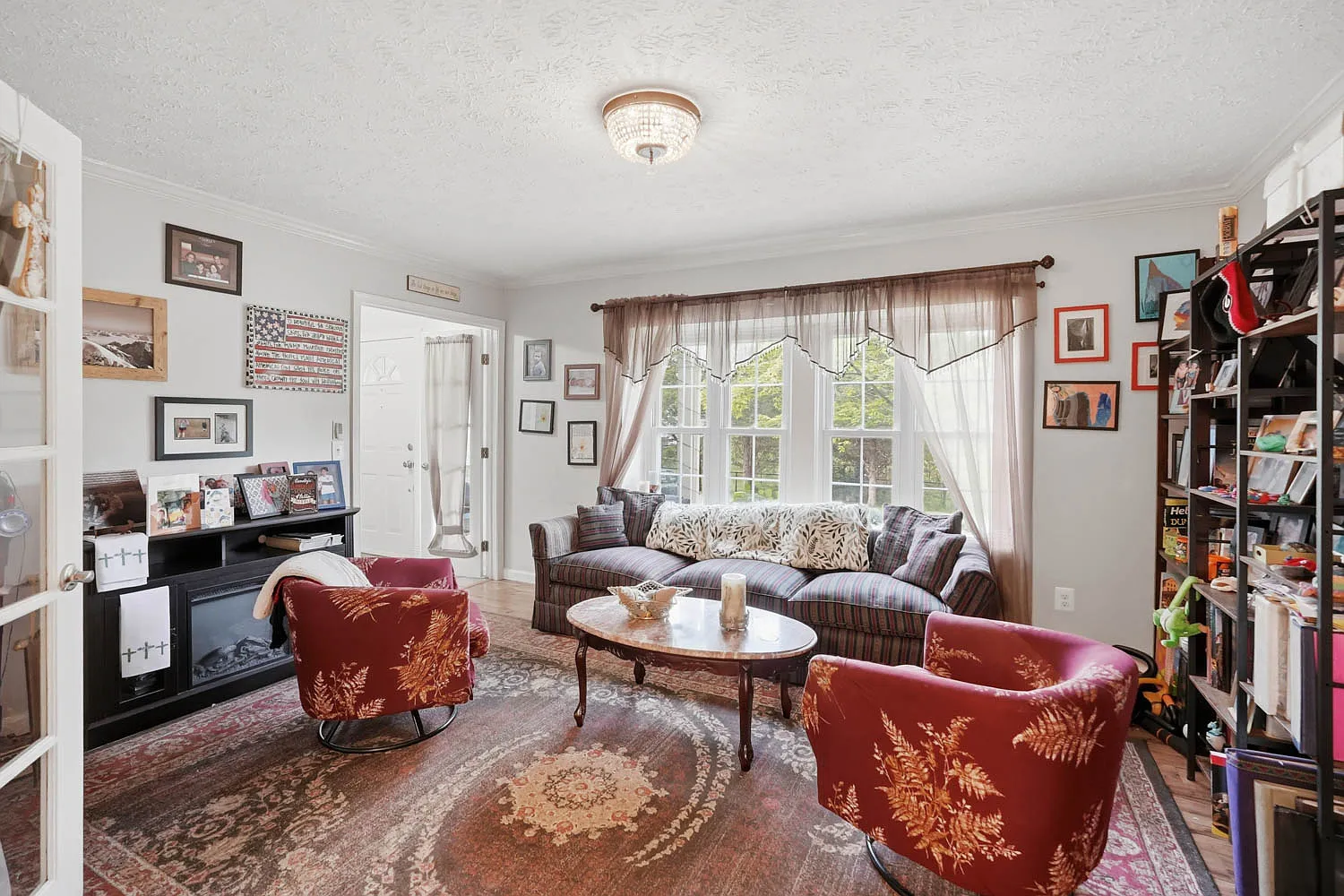 4 bed, 2.5 bath, 2725 sqft, $3,700 — Photo 4