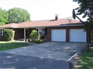 802 E 1st St, Aviston, IL 62216