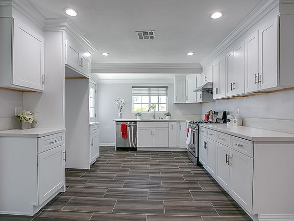 4th image of 13552 Yosemite Dr