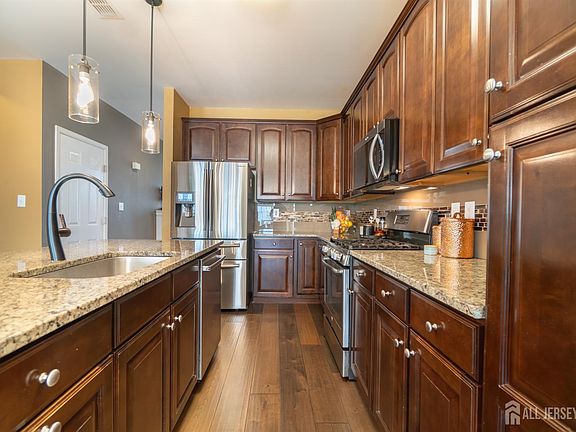 4th image of 32 Morris Ln