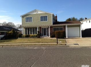 8 Knollwood Ct, Holbrook, NY 11741