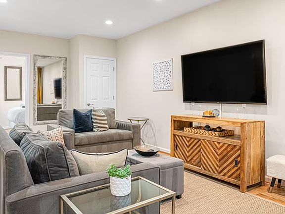 5th image of 1022 Duke St #1