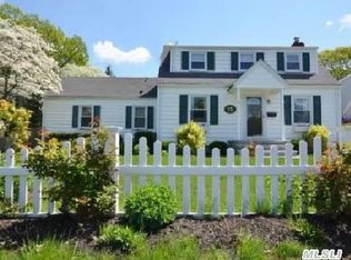 15 Aberdeen Dr, Huntington, NY 11743