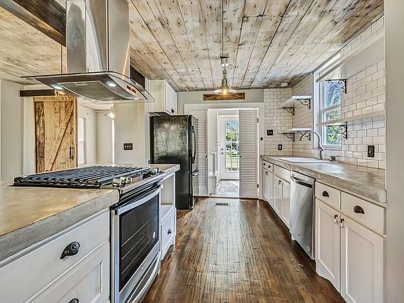 5th image of 2309 Stanford St