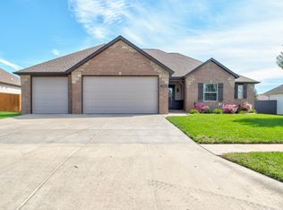 644 N Maplewood Hills Rd, Nixa, MO 65714