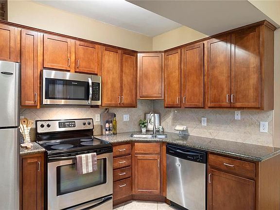 5th image of 200 E 43rd St APT 201