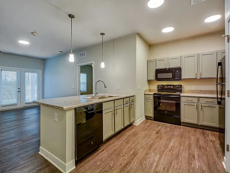 2810 SE Rio Dr — Photo 1