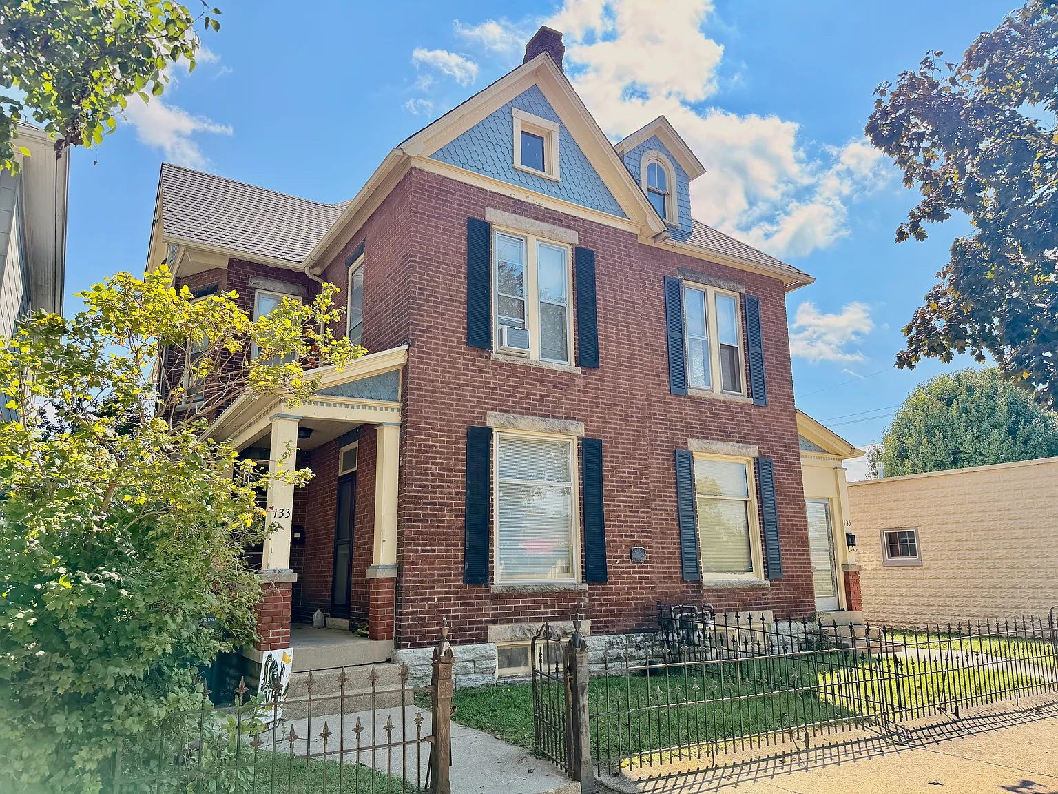 Beautifully Restored Double in Excellent Neighborhood — Photo 2