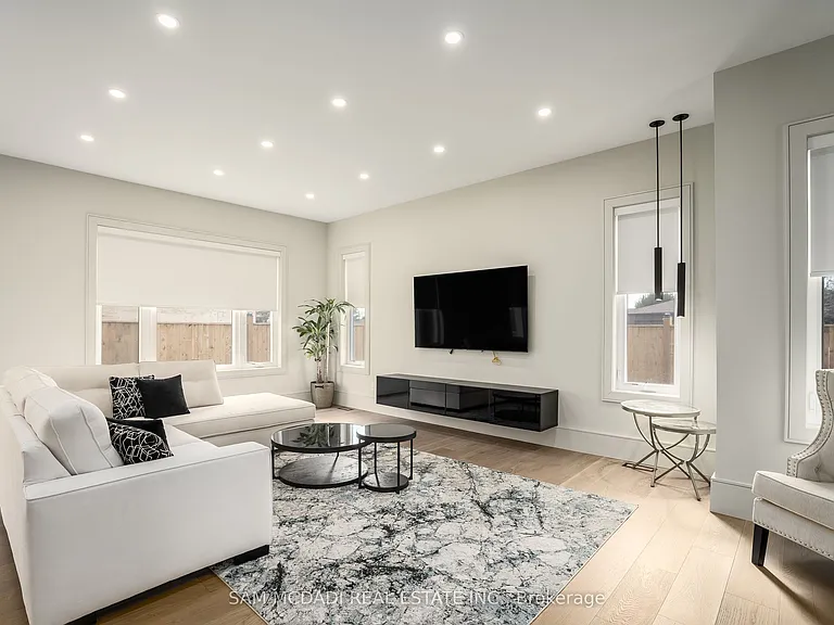 1019 Strathy Ave — Photo 7
