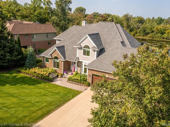 7064 Cedarbank Dr, West Bloomfield, MI 48324