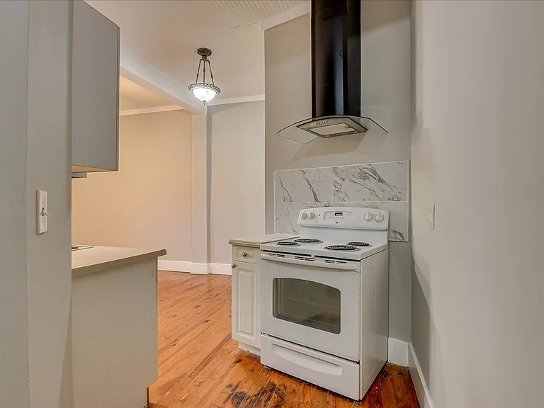 828 Broad St #B — Photo 9
