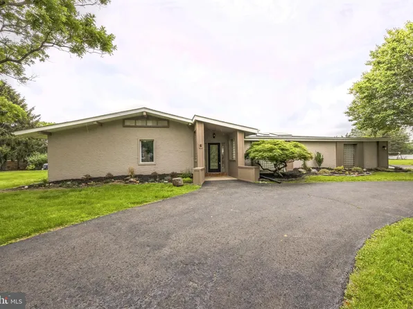 6 Whitewood Dr, Ewing, NJ 08628