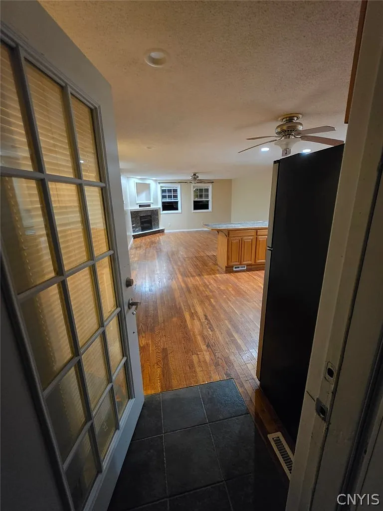 3 bed, 2.0 bath, 1200 sqft, $1,500 — Photo 2