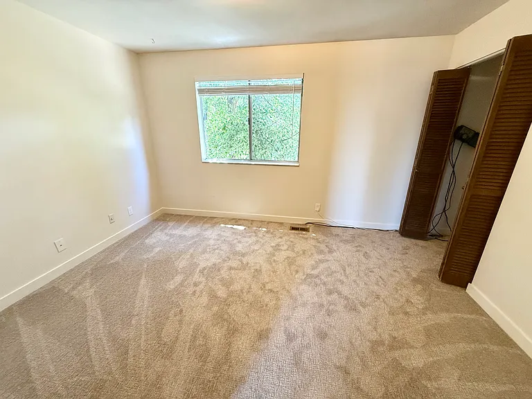 1967 E Parkridge Dr #B — Photo 6