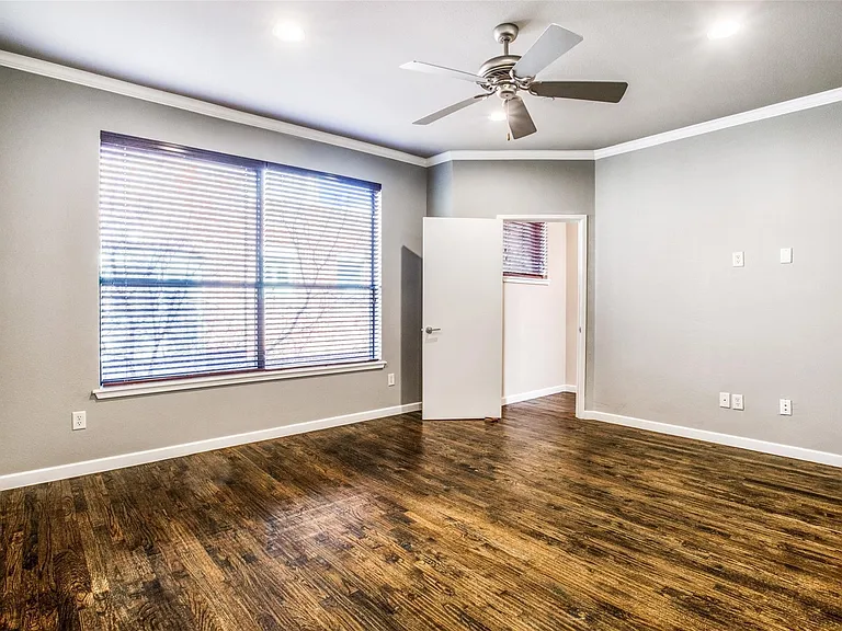 2411 N Hall St #20 — Photo 13