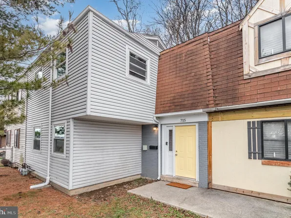 715 Saint Marys Dr, Steelton, PA 17113