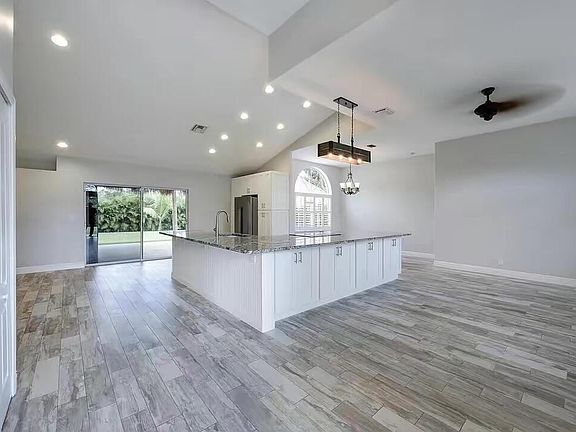 4th image of 13383 Temple Boulevard