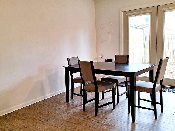 4th image of 5907 Blackpoole Ln #1