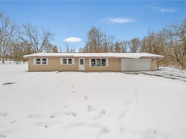8834 Valley Ln, Chagrin Falls, OH 44023