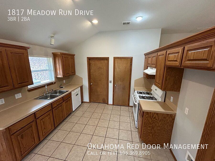 2nd image of 1817 Meadow Run Dr