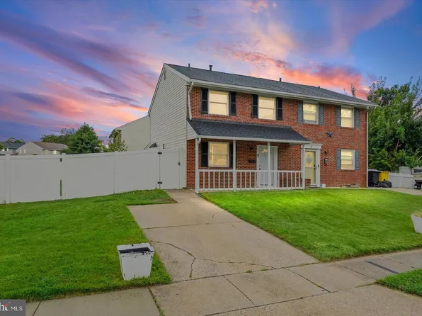 2 Breakwater Ct, Pasadena, MD 21122