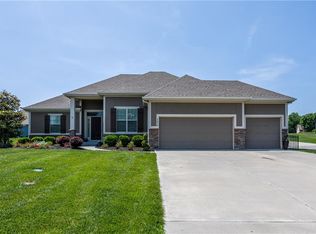15018 Lakeview Dr, Basehor, KS 66007