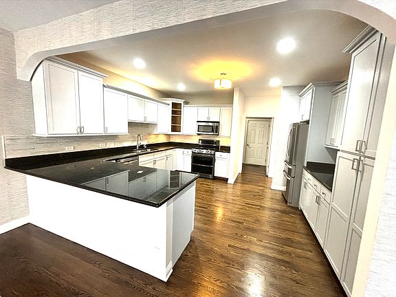 3rd image of 839 N Franklin Ave