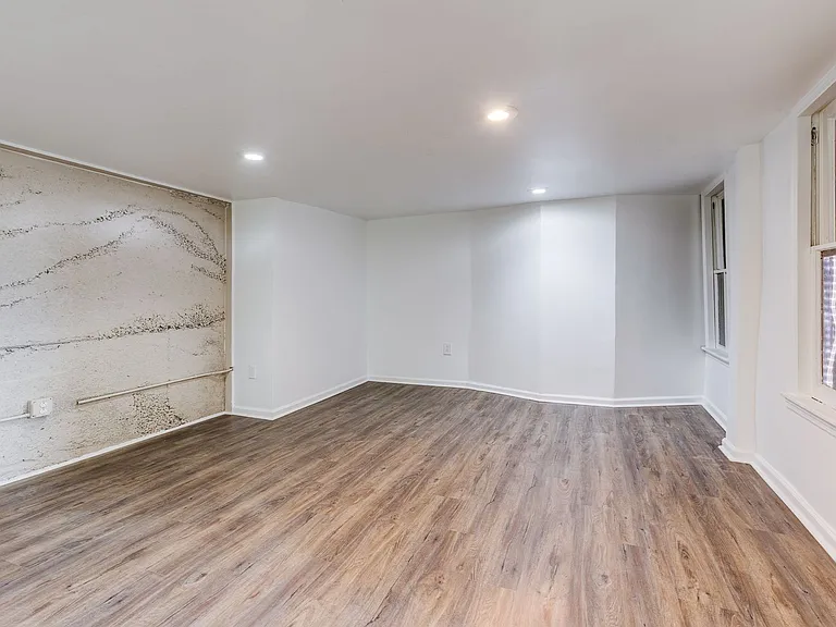 955 E Warrington - Fully Renovated Units in Pittsburgh's Coolest Neighborhood! — Photo 8