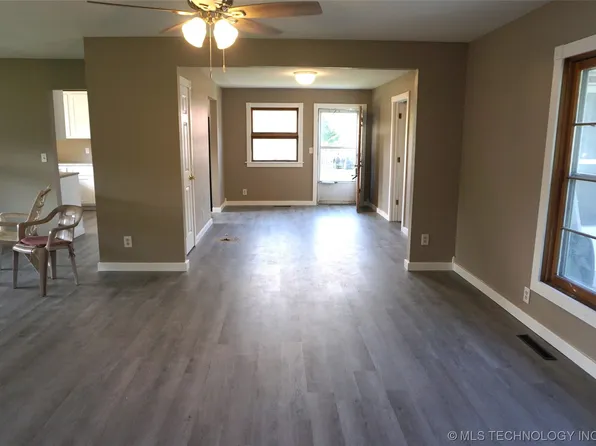604 SW 3rd St, Checotah, OK 74426