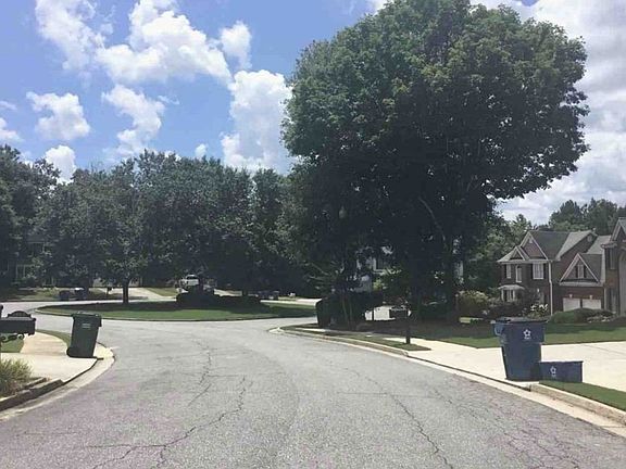 Exterior Neighborhood (street photo)