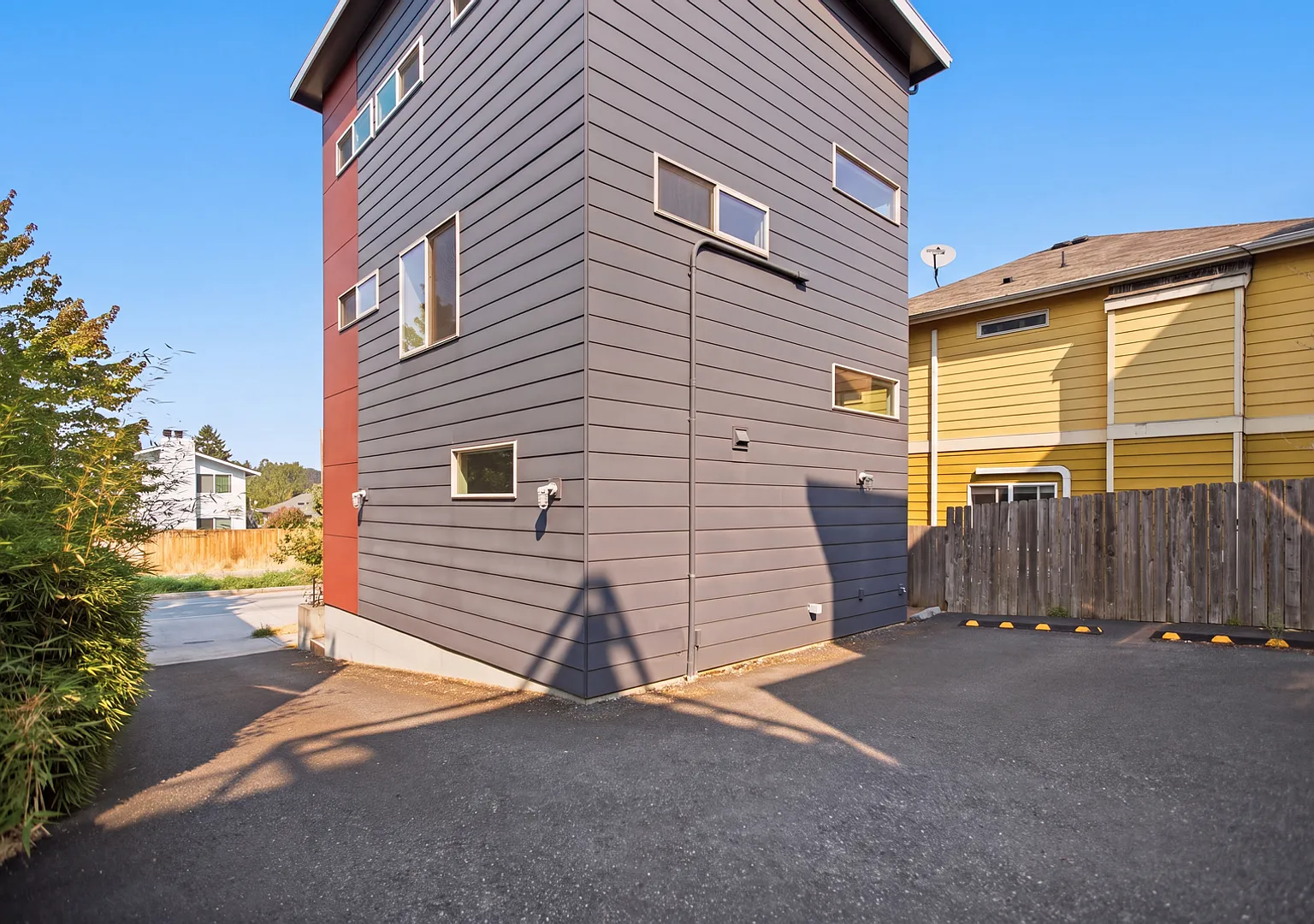 Well-located 2 bed 2 bath townhome in North Delridge with parking — Photo 3