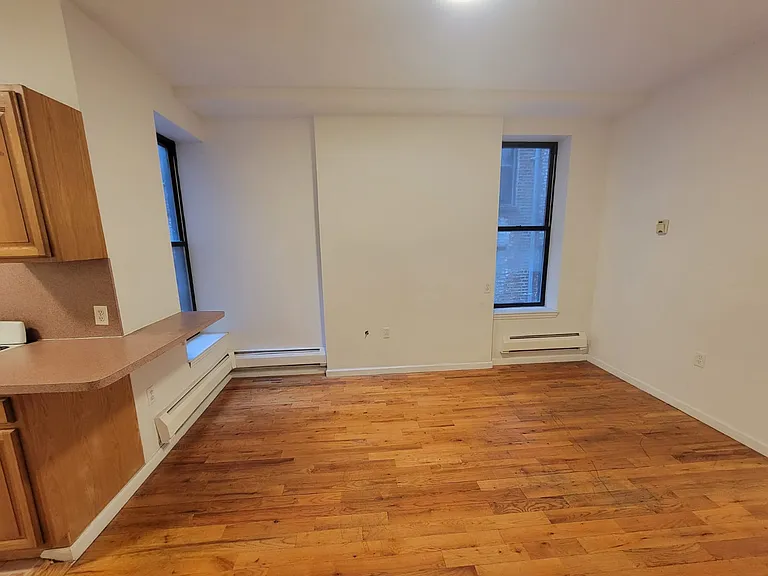 284 14th St #1R — Photo 3