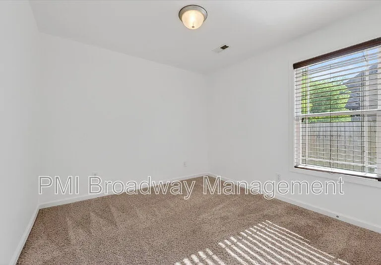 837 Shelton Cir — Photo 31