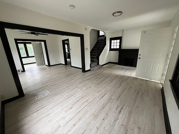 2nd image of 3916 Agnes Ave