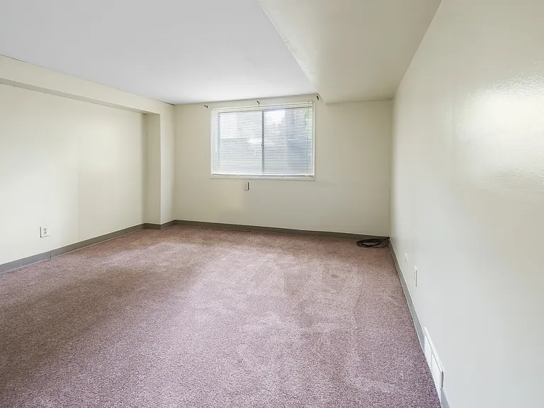 Greenwich Manor Apartments — Photo 25