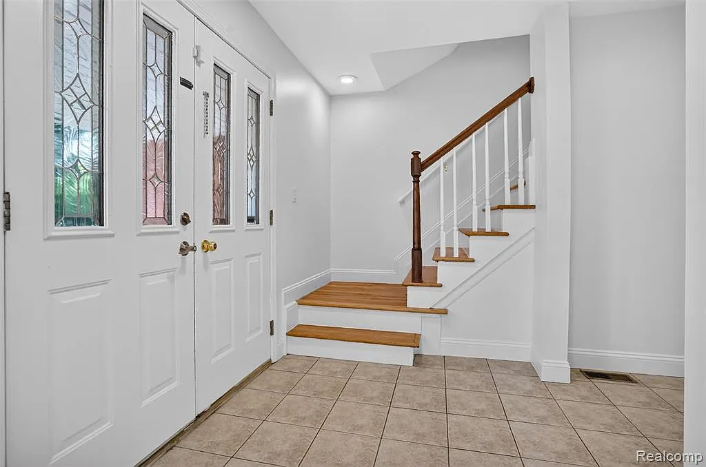 4 bed, 4.0 bath, 3096 sqft, $3,800 — Photo 3