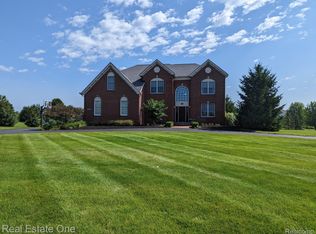 1592 Boulder Lake Dr, Milford, MI 48380