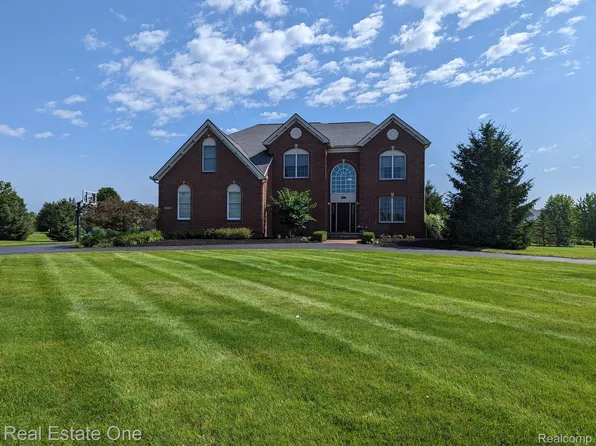 1592 Boulder Lake Dr, Milford, MI 48380