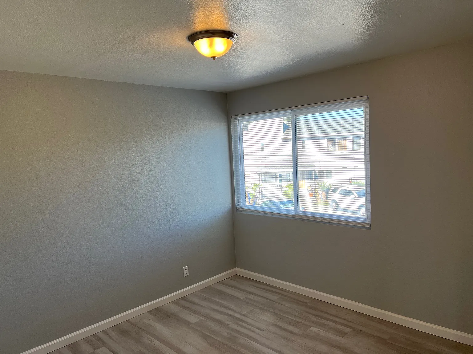 3 bed, 1.5 bath, 995 sqft, $3,199 — Photo 2