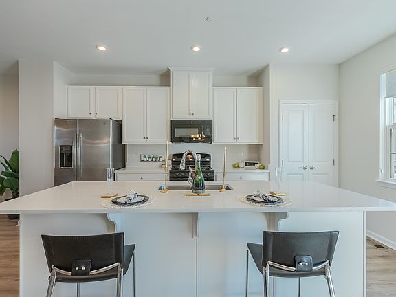 4th image of 3 Nicholas Dr W