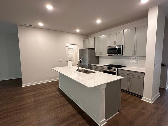 3rd image of 483 Gingerwood Ln