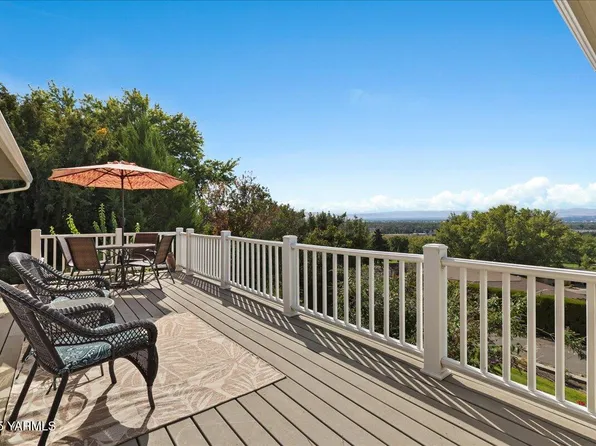 618 Country Club Dr, Yakima, WA 98901