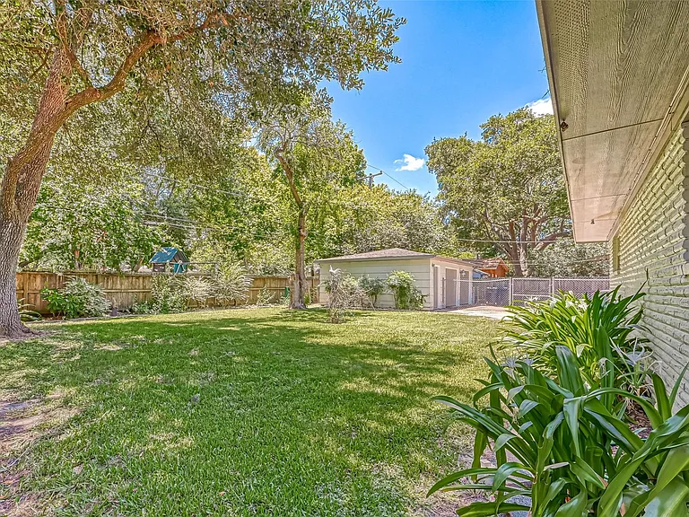 5611 Briarbend Dr — Photo 50