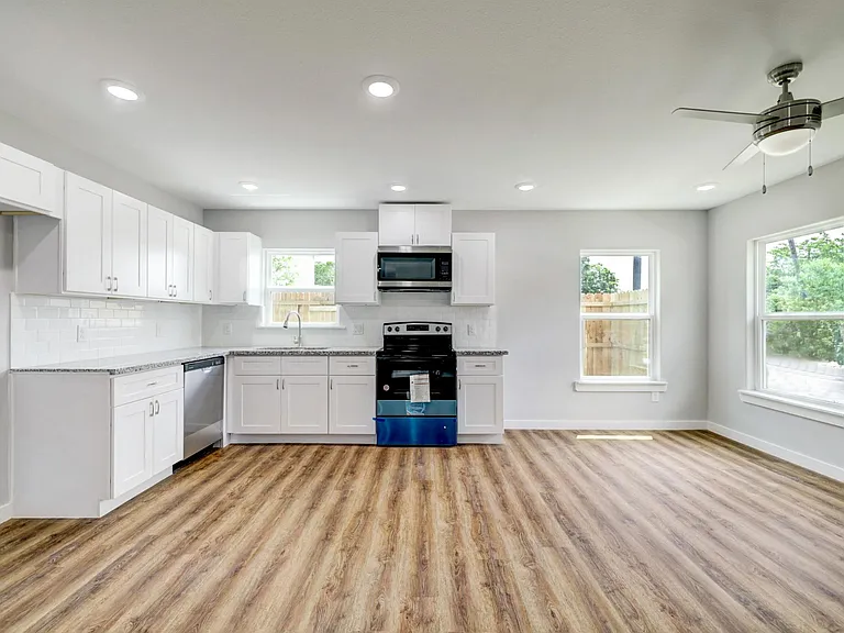 8215 Hanna St #B — Photo 9