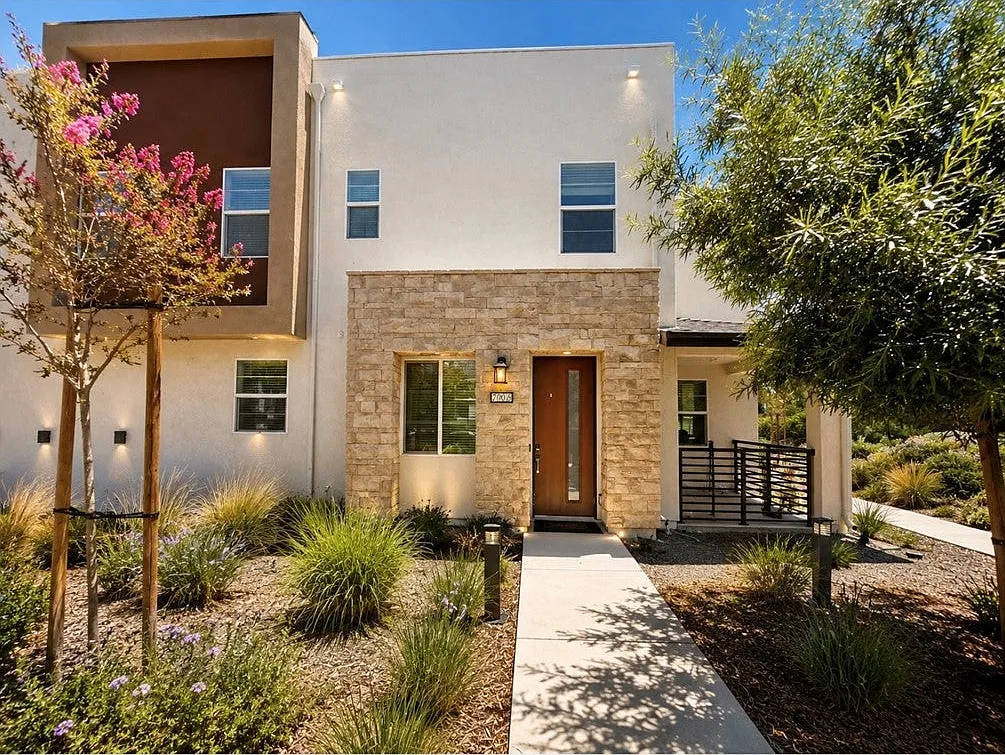 4 bed, 2090 sqft, $4,500 — Photo 2