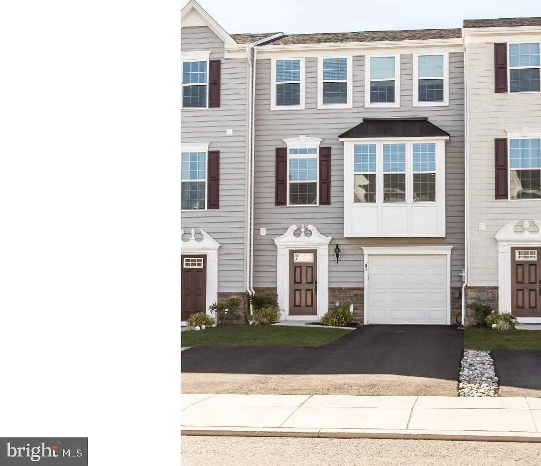3 bed, 2.5 bath, 2032 sqft, $2,900 — Photo 2