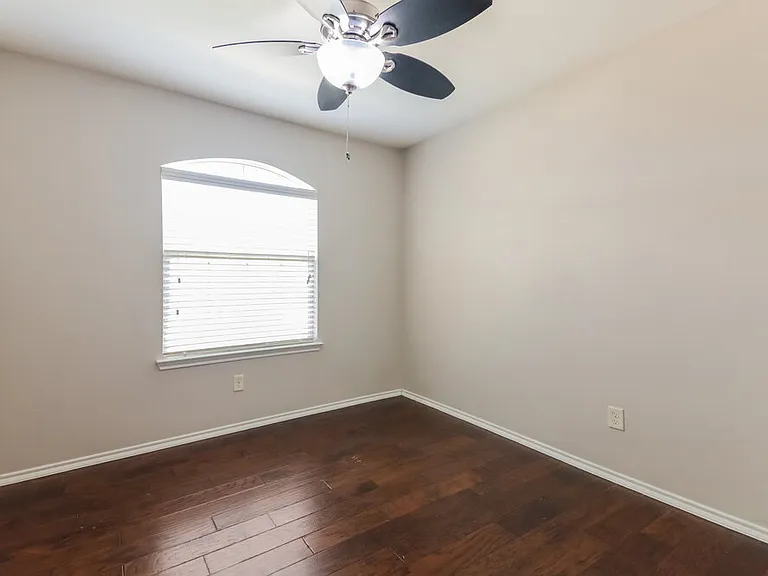 2116 Meadow View Dr — Photo 14