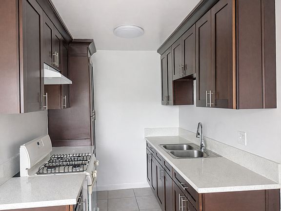 4th image of 15709 Hayland St #1172