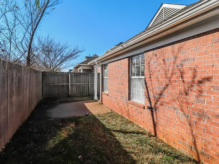 9137 Cinderhill Cv E — Photo 17